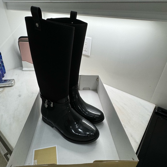 Micheal kors rain boots black rubber with mk locket on side of boots - Picture 4 of 7